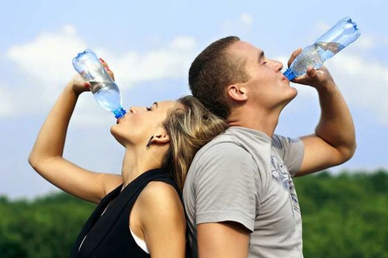 Beber agua en cantidad suficiente es tan importante como alimentarse