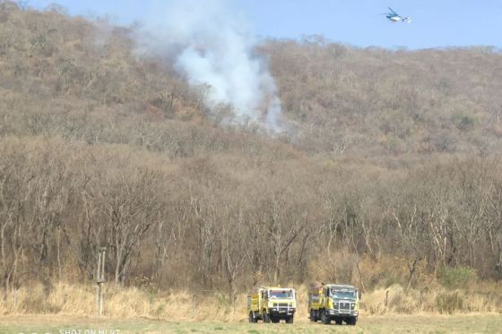 Prosiguen las tareas de sofocamiento en los incendios de zona norte de Capital