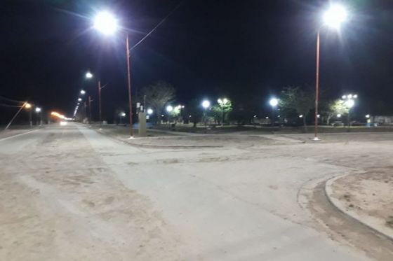 En Los Blancos se iluminó la plaza, varias calles y el acceso al pueblo