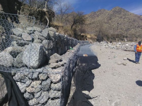 Realizaron obras de encauzamiento y defensas en el río San Antonio