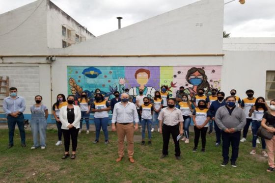 Jóvenes en revinculación educativa intervinieron un mural artístico