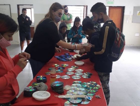 Niños participaron en un taller de adornos navideños en el Parque de la Familia