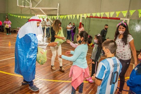 Niños de la Colonia de Vacaciones de Deportes recibieron a los Reyes Magos