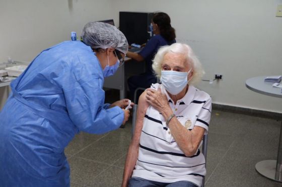 Se vacuna a mayores de 70 años en el hospital Papa Francisco