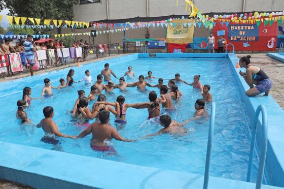 Muestra de natación de participantes en la Colonia de Vacaciones