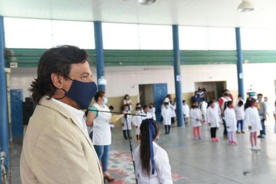 El Gobernador dio inicio al ciclo lectivo 2021 en la escuela Juan Valle de barrio Libertad