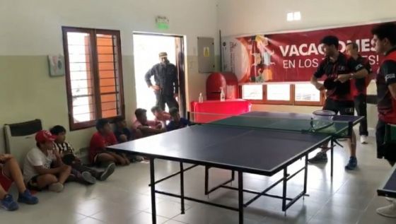 Niños del Parque de la Familia participaron de una Clínica de Tenis de Mesa