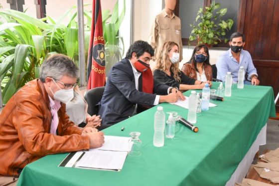 Cooperativas de mujeres confeccionarán 7700 uniformes para trabajadores del sector tabacalero