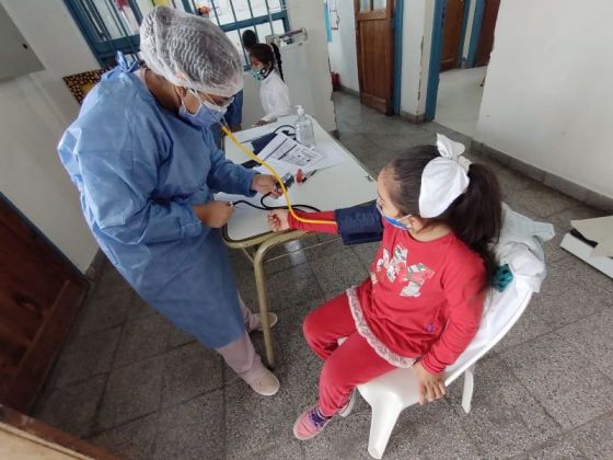 Centros de salud del Área Operativa Sur otorgan certificados en escuelas de la zona