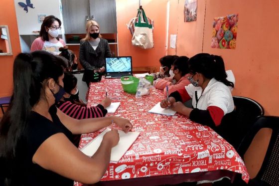 En barrio Floresta se dictó el taller “Mujeres en la historia”