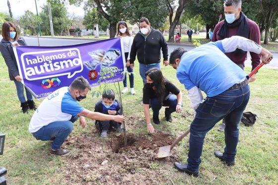 Con árboles nativos, se conmemoró el Mes del Autismo y el Día de la Tierra