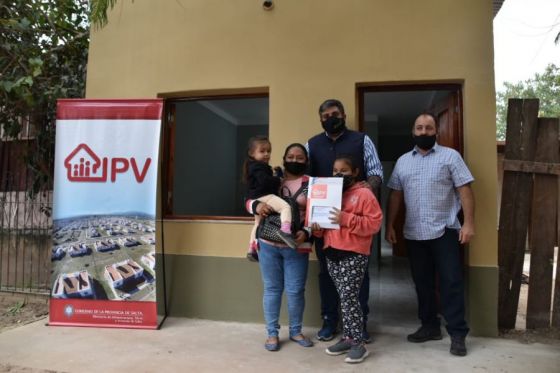 Familias de Tartagal recibieron las llaves de su casa propia