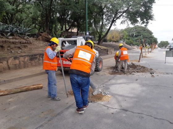 Coordinan la obra de repavimentación de avenida Uruguay