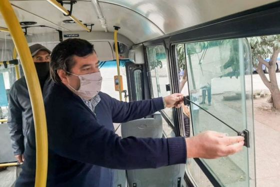 La AMT dispuso cambios en la normativa que indica mantener ventanas abiertas en los colectivos