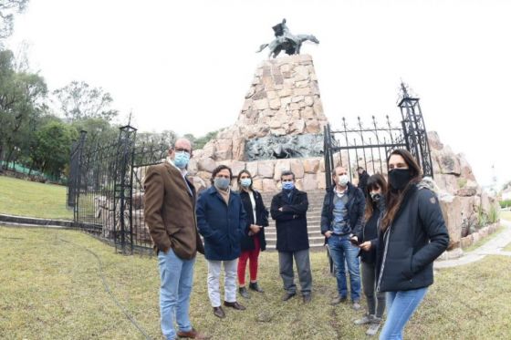 El Gobernador supervisó las obras de puesta en valor de la zona del monumento al general Güemes