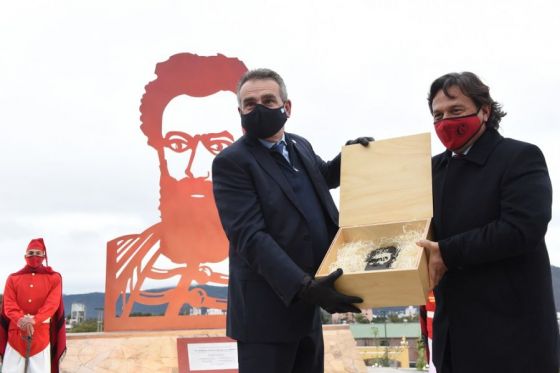 En Plaza España el gobernador Sáenz, el ministro Rossi y la intendenta de Salta inauguraron la figura de Güemes