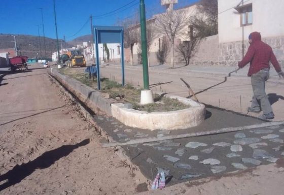 En La Poma pavimentan con adoquines la avenida San Martín