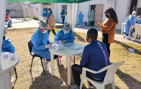 Autoridades de Salud Pública supervisan el operativo DETECTAR en el barrio 17 de Octubre