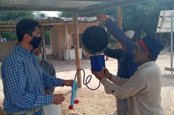 Se distribuyeron reservorios de agua a comunidades y puestos criollos