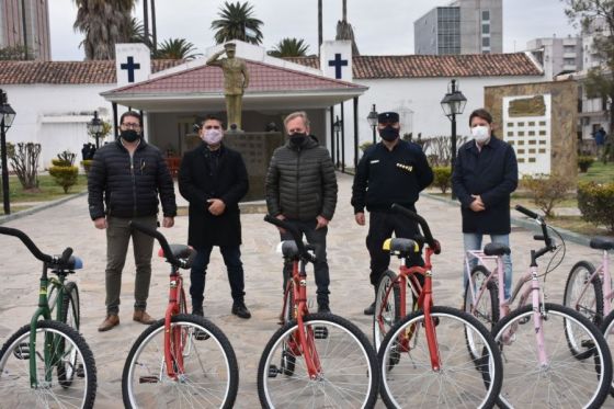 El Gobierno entregó bicicletas a niños de Vaqueros