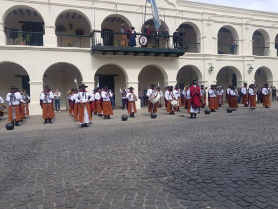 Salteños y turistas asistieron al Cambio de Guardia de Honor en el Cabildo Histórico