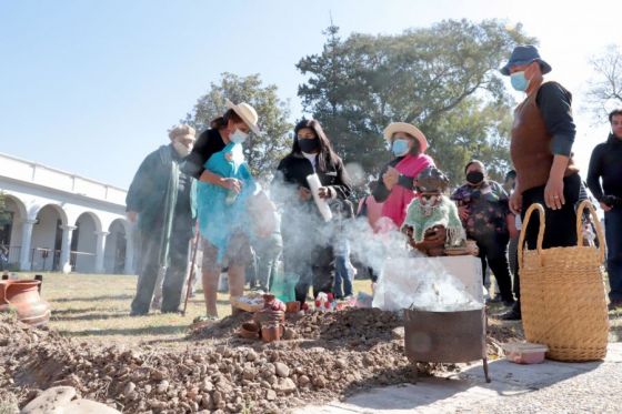 Se realizó el tradicional convite a la Pachamama en el renovado Mercado Artesanal