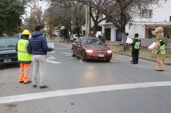 Concientizan a conductores sobre el cumplimiento de las normas viales en cruces ferroviarios