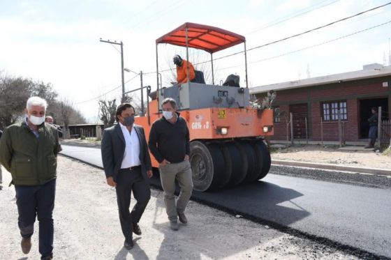 Sáenz verificó los trabajos de pavimentación que se realizan en el acceso al pueblo de Atocha