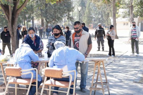 Gran concurrencia para vacunarse contra COVID-19 en el parque San Martín