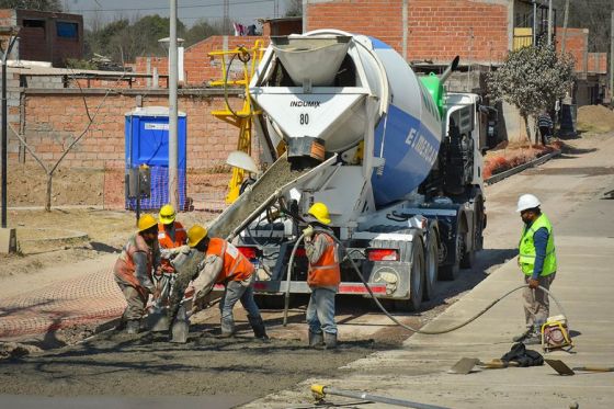 San Lorenzo: pavimentan el ingreso al barrio San Rafael