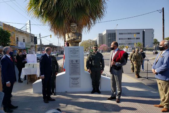 Descubren un busto del general Güemes en la localidad de La Banda de Santiago del Estero