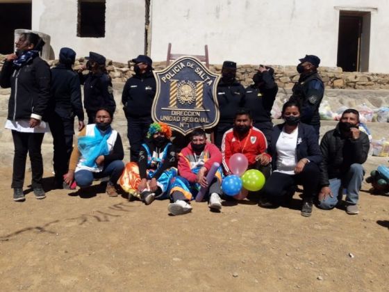 La Policía Comunitaria agasajó a niños de Nazareno