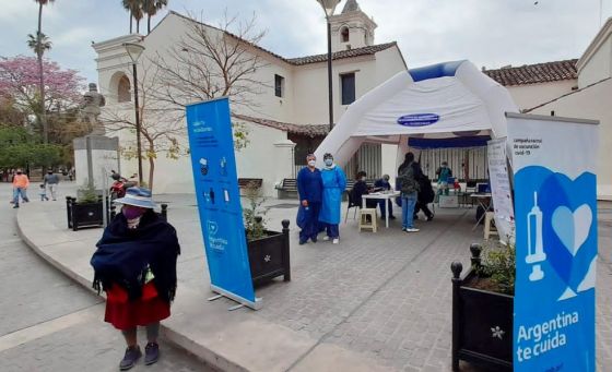 Más de 1200 dosis contra COVID-19 se aplicaron en el vacunatorio móvil de la Plazoleta IV Siglos