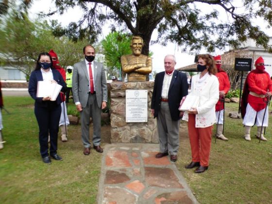 La Comisión del Bicentenario donó una escultura del general Güemes a una ciudad de Corrientes