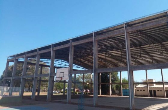 Terminó el techado del polideportivo de Apolinario Saravia