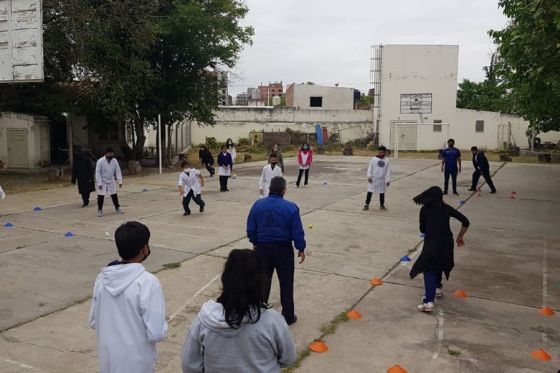 250 alumnos participaron de un encuentro deportivo de béisbol