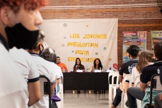 Encuentro con estudiantes que reciben educación con orientación en turismo