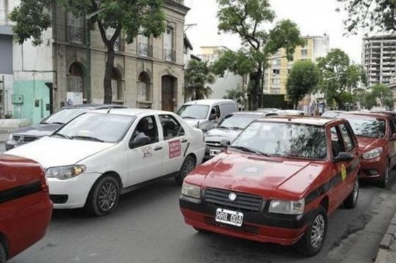 La AMT autorizó a taxistas y remiseros a trasladar hasta 4 pasajeros