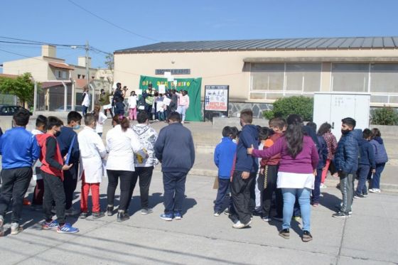 Alumnos primarios aprendieron sobre seguridad vial y pintaron una senda peatonal