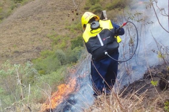 Continúan con tareas de sofocamiento y enfriamiento en un cerro de La Caldera