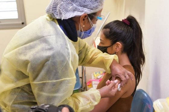 Hospitales y centros de salud que vacunarán contra COVID-19 durante el fin de semana y el feriado