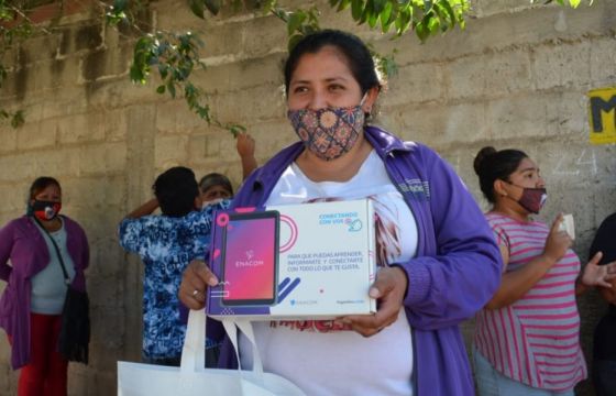 Provincia y el ENACOM entregaron más de 700 tablets a vecinos de barrios populares