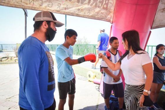 Jóvenes boxeadores homenajearon a Diego Maradona