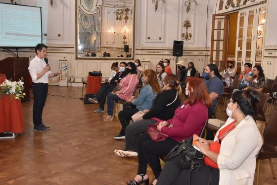 Brindan taller en oratoria para fortalecer a emprendedores