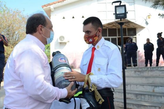 La Provincia entregó equipamiento para bomberos de Joaquín V. González y de El Quebrachal