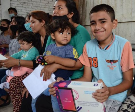 Inclusión digital: entrega de tablets a vecinos del barrio San Expedito de la ciudad de Orán