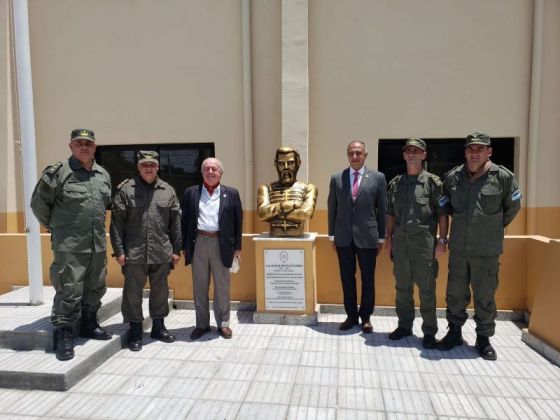 En un nuevo aniversario de la Batalla de Suipacha, Salta donó un busto de Güemes a Gendarmería Nacional