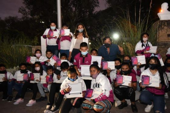 Sáenz entregó tablets a chicos de Los Blancos: “Seguimos ampliando derechos y trabajando por la educación”