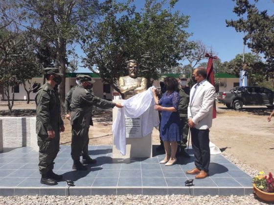 La Comisión del Bicentenario donó una escultura de Güemes a Gendarmería Nacional de Jujuy