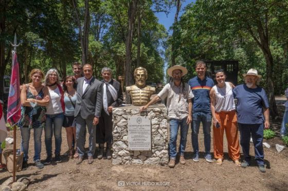 En una ciudad de Córdoba, la Comisión del Bicentenario descubrió un busto de Güemes